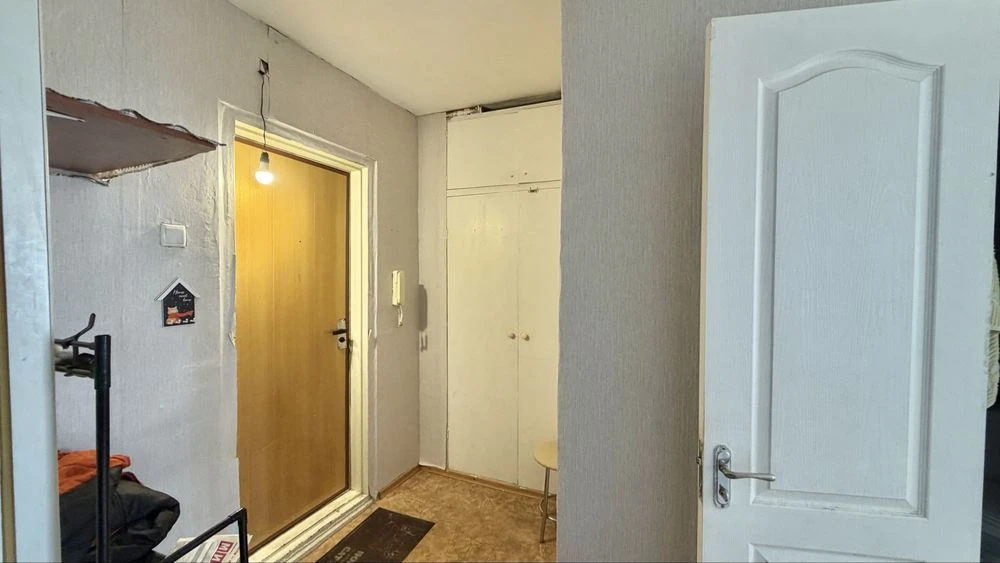 Cozy 1-room apartment for sale on Dniprovski Porogi Street