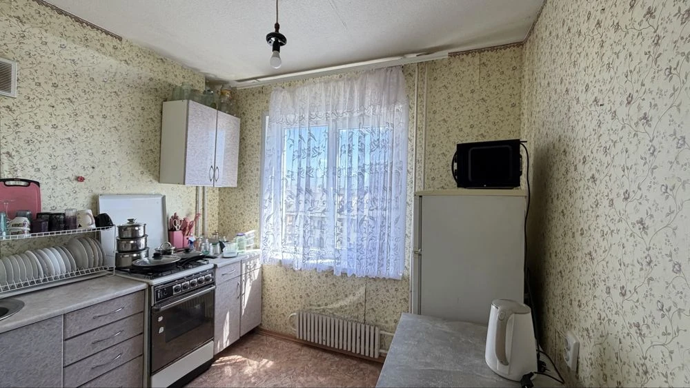 Cozy 1-room apartment for sale on Dniprovski Porogi Street