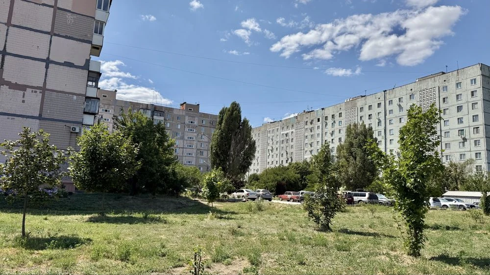 Cozy 1-room apartment for sale on Dniprovski Porogi Street