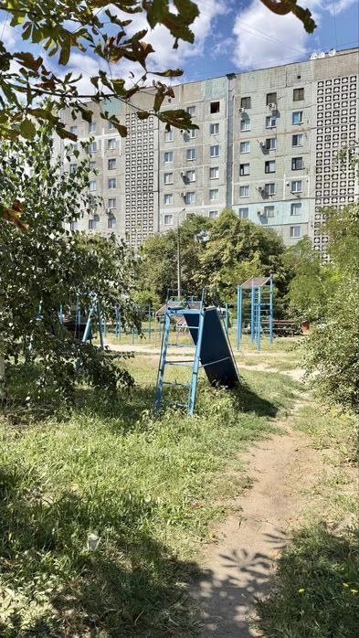 Cozy 1-room apartment for sale on Dniprovski Porogi Street