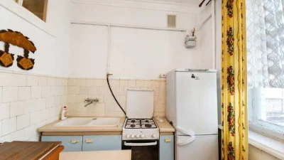 Білоруська 30, роздільна 2к, є ГАЗ, невисокий поверх, метро