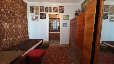 Білоруська 30, роздільна 2к, є ГАЗ, невисокий поверх, метро