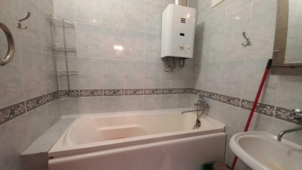 Білоруська 30, роздільна 2к, є ГАЗ, невисокий поверх, метро