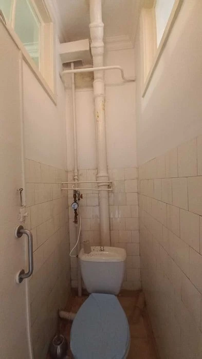 Білоруська 30, роздільна 2к, є ГАЗ, невисокий поверх, метро