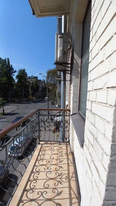 Білоруська 30, роздільна 2к, є ГАЗ, невисокий поверх, метро