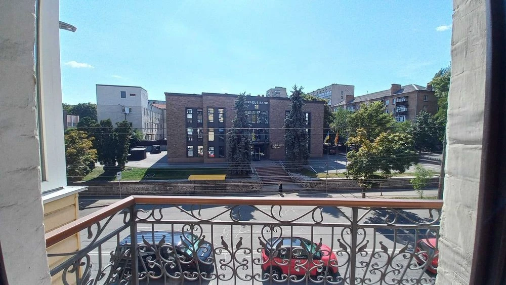 Білоруська 30, роздільна 2к, є ГАЗ, невисокий поверх, метро