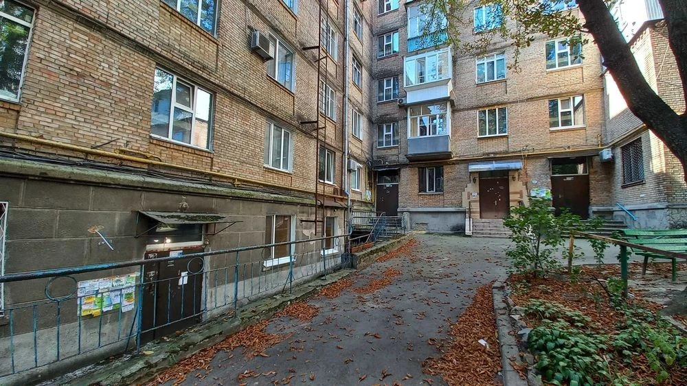 Білоруська 30, роздільна 2к, є ГАЗ, невисокий поверх, метро