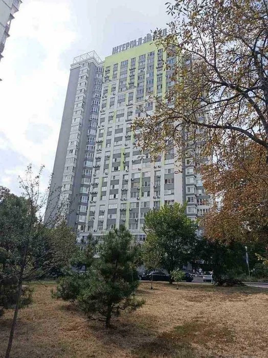Продаж великої 2-кім. квартири з ремонтом в 5 хвилинах від м