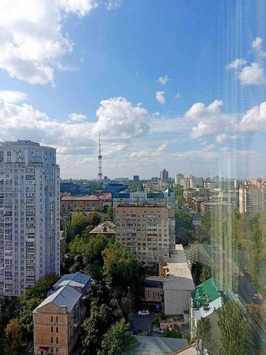 Продаж великої 2-кім. квартири з ремонтом в 5 хвилинах від м