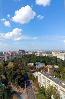 Продаж великої 2-кім. квартири з ремонтом в 5 хвилинах від м