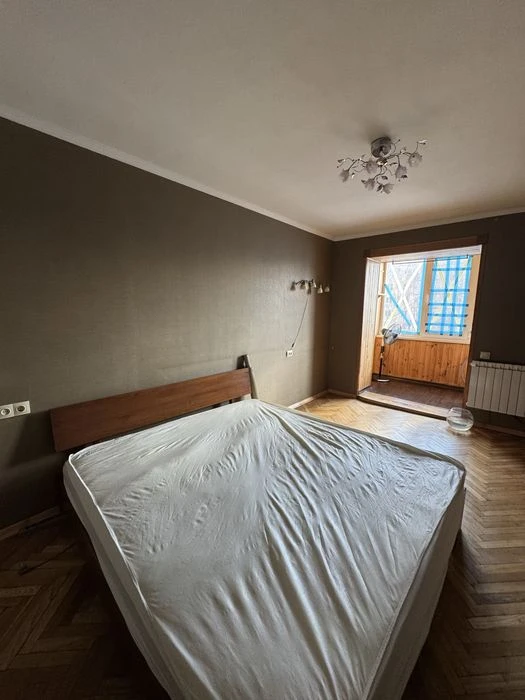 М. Васильківська, вул. Ю. Здановської , 24; 3-х кімн; без ко