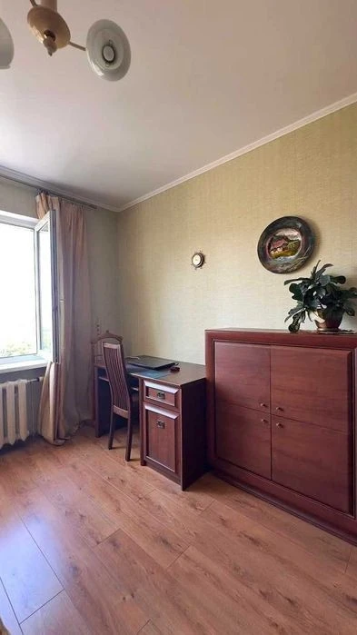 Продаж 3-х кімн квартири з ремонтом метро Позняки Григоренка