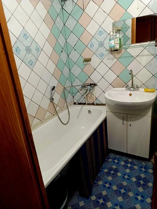 CERTIFICATE! Selling a real 3-room apartment on Rogansky Prospekt.