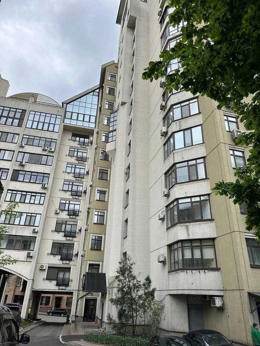 For sale 3-room apartment in the Center | Shevchenkivskyi district | B