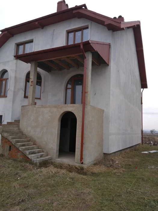 Продається сучасний будинок в передмісті Івано-Франківська