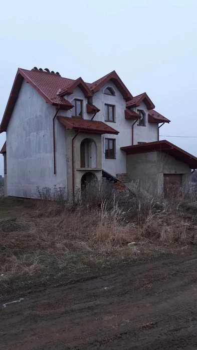 Продається сучасний будинок в передмісті Івано-Франківська