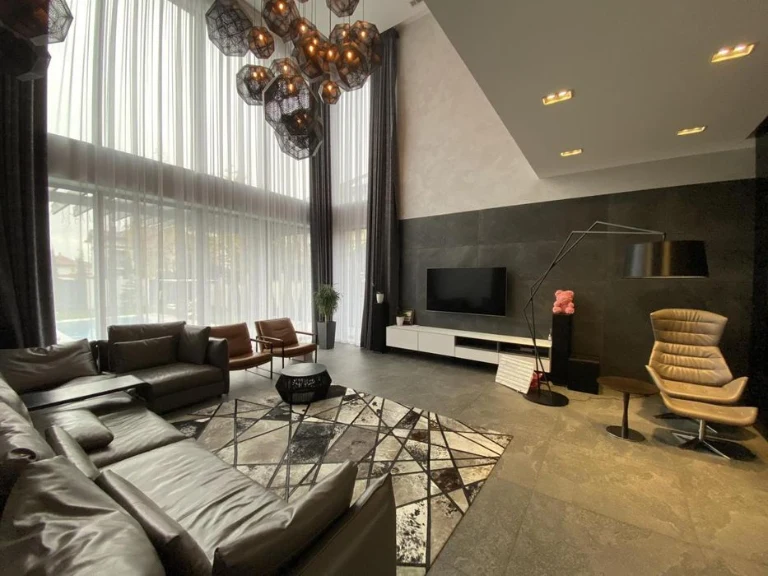New, chic house in Sauvignon