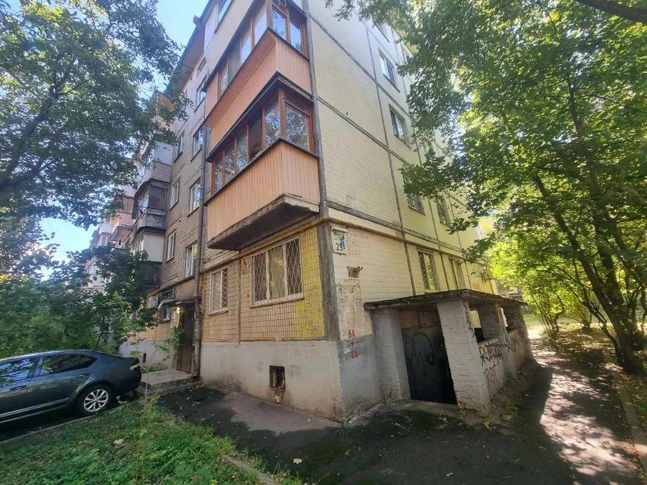 2,5 % комісія продам 2 кім квартиру вул Шалімова 29