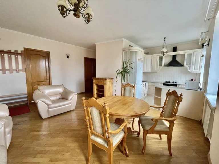 Печерськ! 3К сталінка з видом на Ботсад | 3,4 м стелі | $165