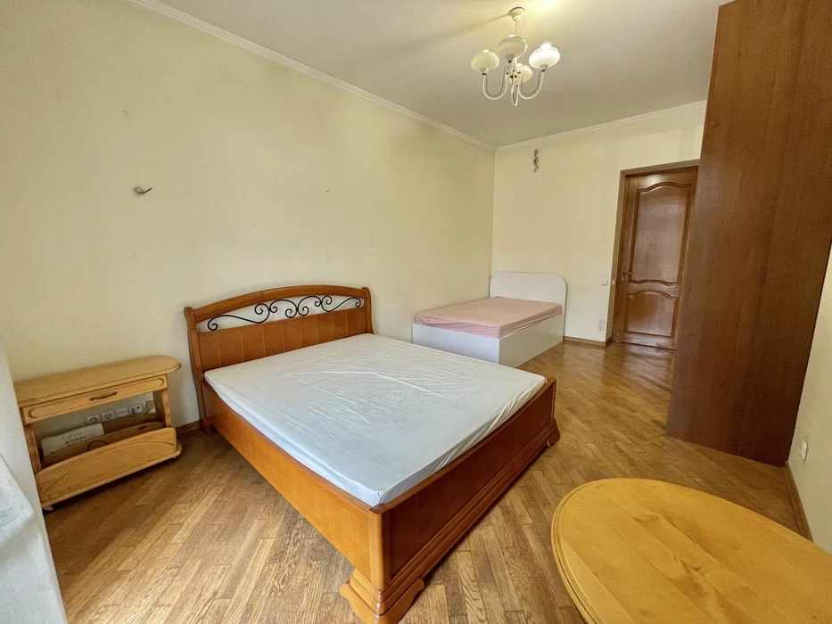 Печерськ! 3К сталінка з видом на Ботсад | 3,4 м стелі | $165