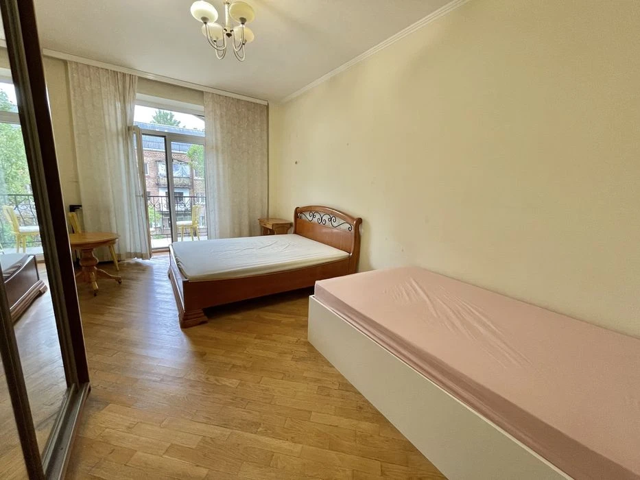Печерськ! 3К сталінка з видом на Ботсад | 3,4 м стелі | $165