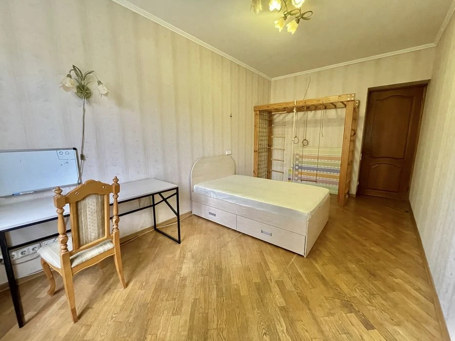 Печерськ! 3К сталінка з видом на Ботсад | 3,4 м стелі | $165