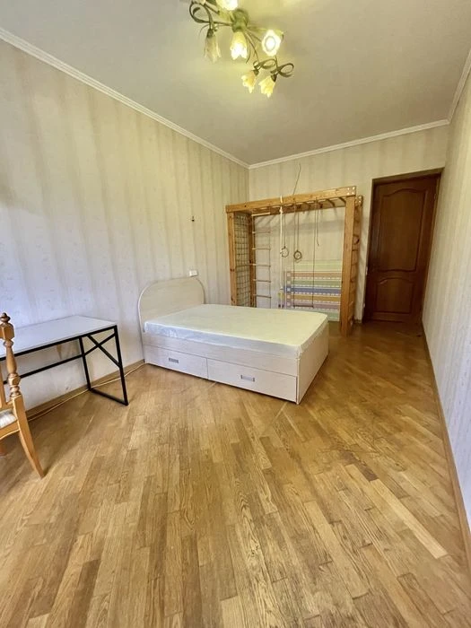 Печерськ! 3К сталінка з видом на Ботсад | 3,4 м стелі | $165