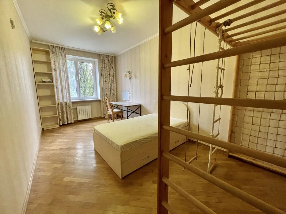Печерськ! 3К сталінка з видом на Ботсад | 3,4 м стелі | $165