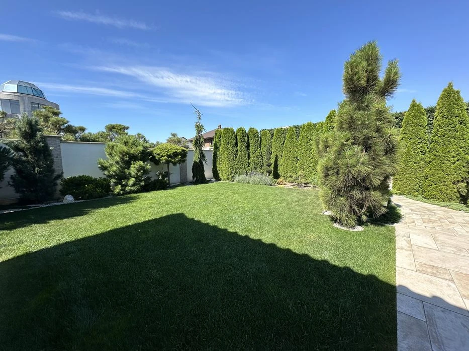 Sauvignon. House 350 sq.m. The plot is 10 acres. 5-7 minutes walk to the sea