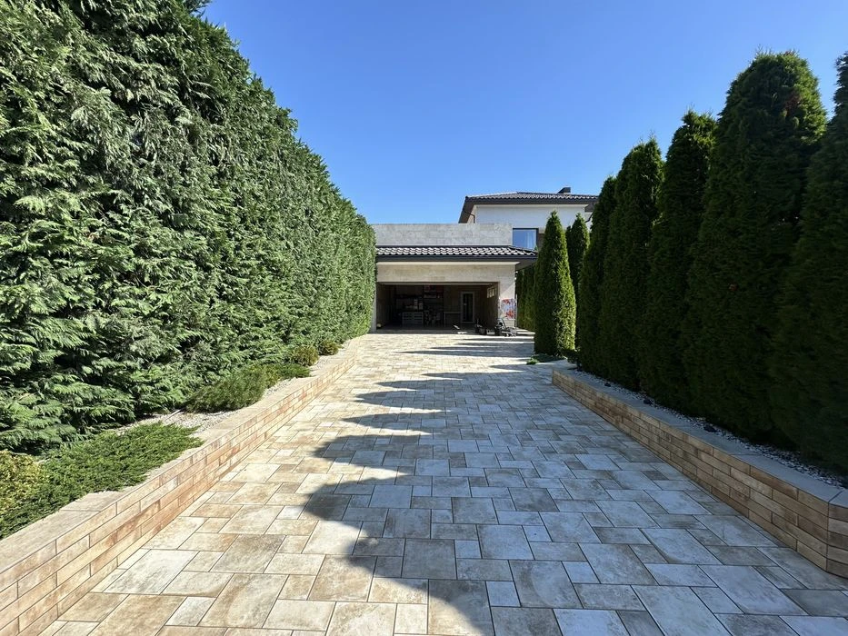 Sauvignon. House 350 sq.m. The plot is 10 acres. 5-7 minutes walk to the sea