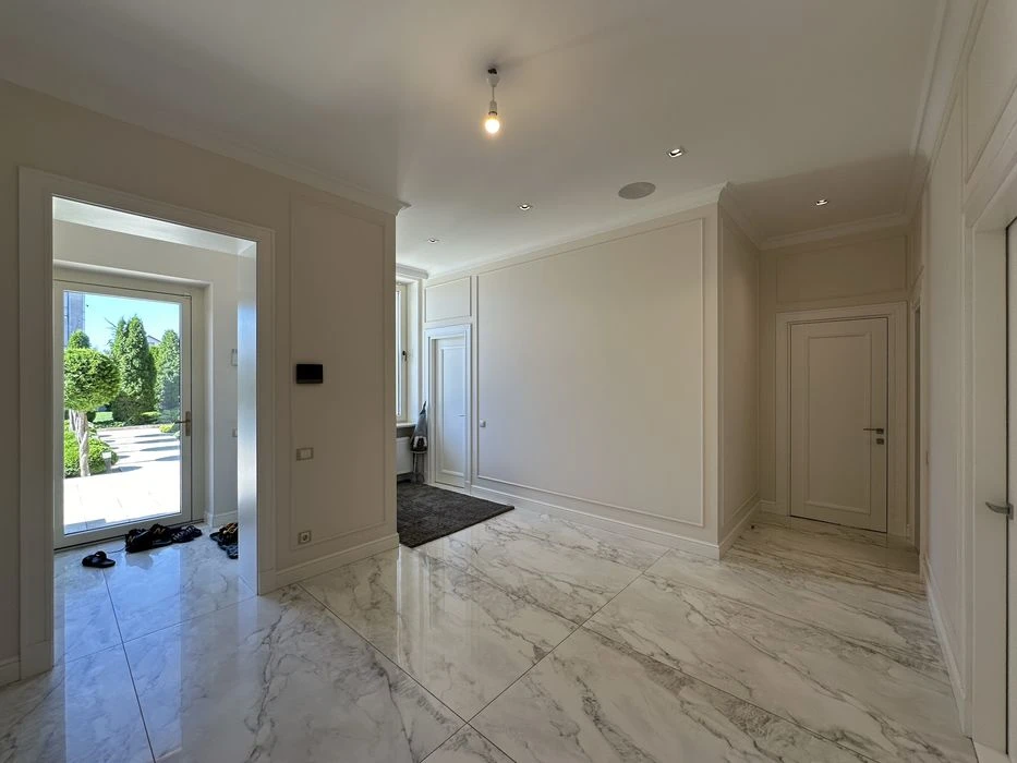 Sauvignon. House 350 sq.m. The plot is 10 acres. 5-7 minutes walk to the sea