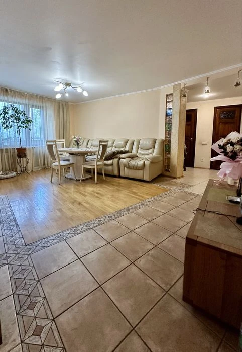 I will sell 4 square meters. 120 m2 with a sauna in a brick house on Osennyaya Kosio Street