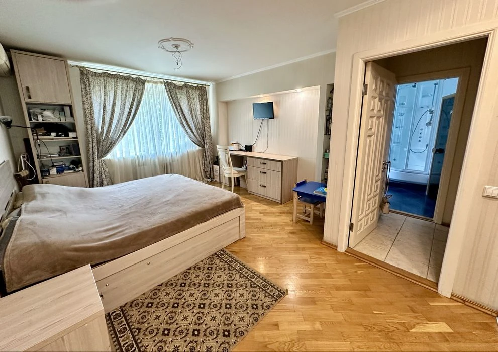 I will sell 4 square meters. 120 m2 with a sauna in a brick house on Osennyaya Kosio Street