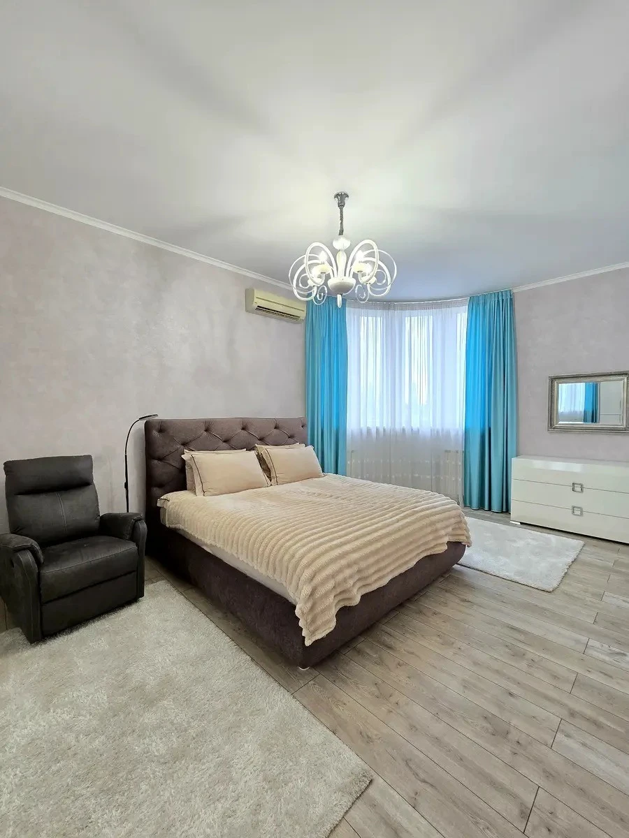3-room apartment for sale 94 m², Heroes of Stalingrad Avenue.