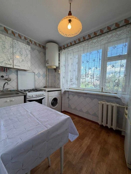 Продам 3-кімнатну квартиру в спецпроекті, вул. Старорізнична