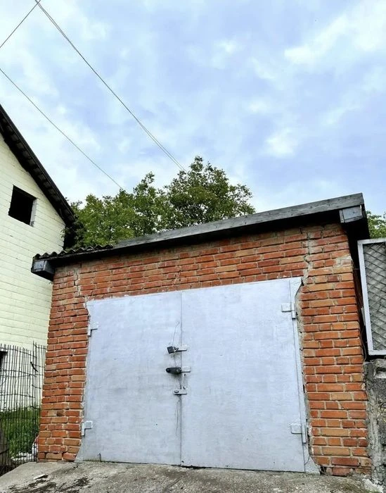 Продаж  ділянки з гаражем  та будинком