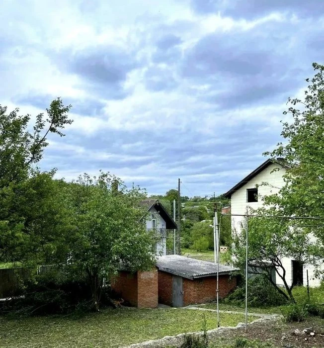 Продаж  ділянки з гаражем  та будинком