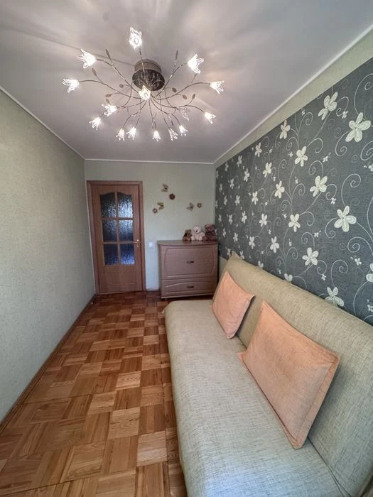 Здається вперше! 3 кімн кв. поруд Дарницька площа