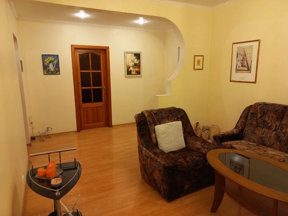 4 комнатная квартира Бородинский ,Товарыська 66а