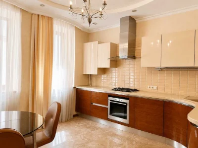 2-комн. квартира 106 м² в центре Одессы с ремонтом и АГВ. Бе