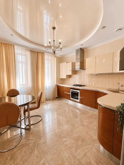2-комн. квартира 106 м² в центре Одессы с ремонтом и АГВ. Бе