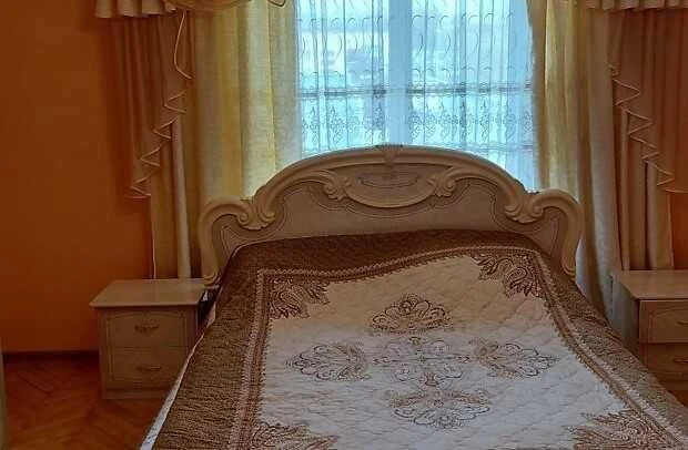 4-к. дворівнева квартира з ремонтом та балконом за вул. Карп