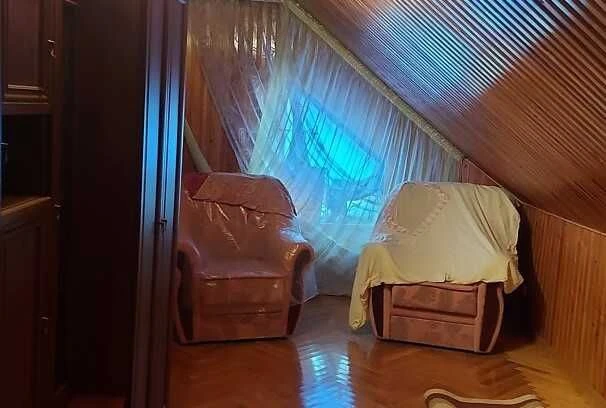 4-к. дворівнева квартира з ремонтом та балконом за вул. Карп