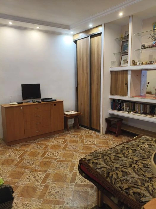 I will sell a house in Slobodka/ + 1 neighbor, entrance for a car