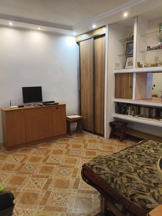 I will sell a house in Slobodka/ + 1 neighbor, entrance for a car