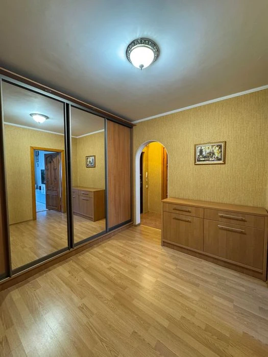 Простора  2-кімн квартира для сім'ї 58 м2 район Льотна-Єсько