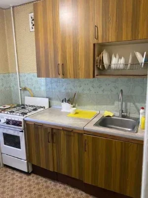 Продам 2-кім.Кв. Окремі Кімнати. Жилий стан. 3 поверх/5. Цег