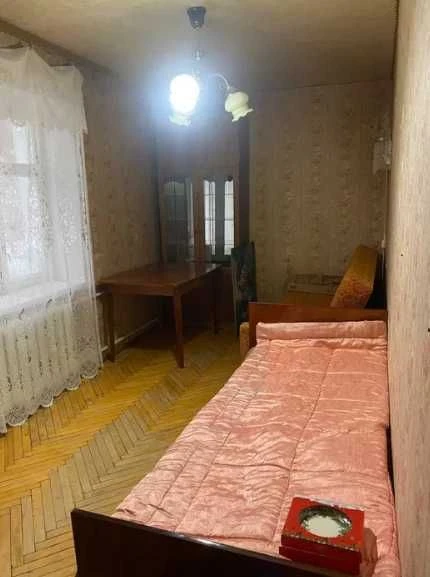 Продам 2-кім.Кв. Окремі Кімнати. Жилий стан. 3 поверх/5. Цег