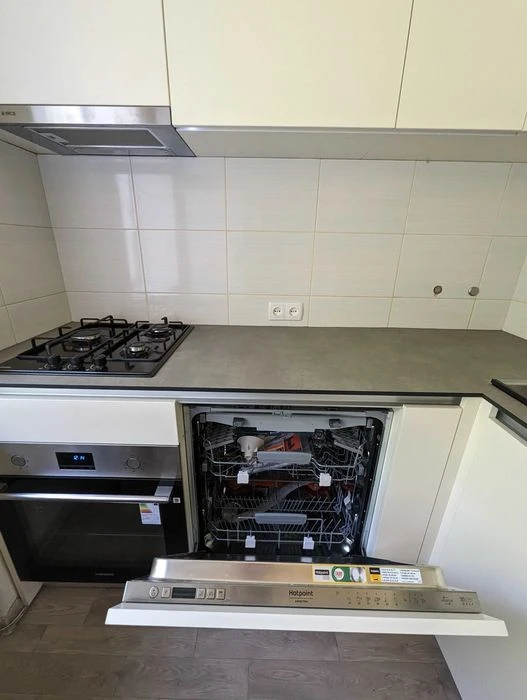 Продам трёх комнатную, 3-х комнатную квартиру, центр, м. Бот