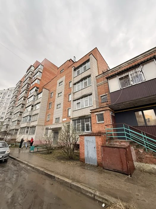 1к Крут біля озера з автономкою